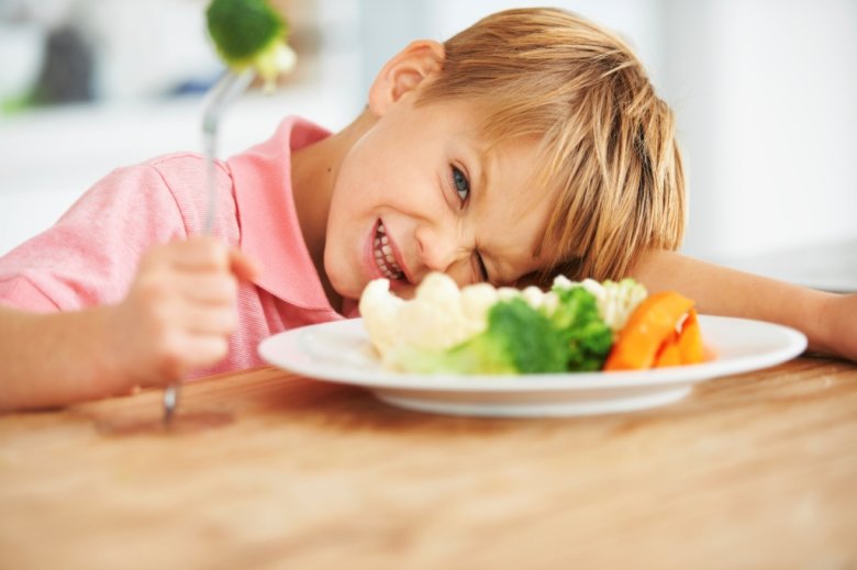 Djeca bi trebala jesti barem 5 porcija voća i povrća na dan.