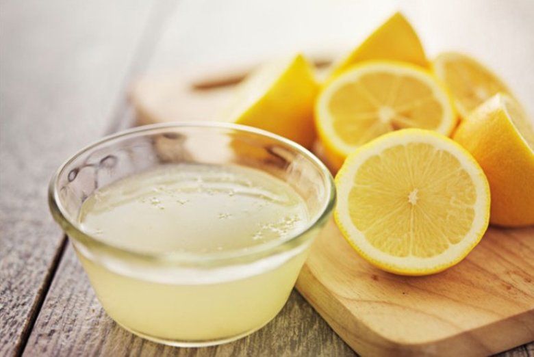 Limunov sok bogat je vitaminima i odličan je protiv masne kose